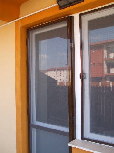 Plasa pentru usa cu distantier pentru maner